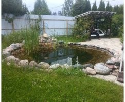 Ну... Это же качели.
Раскачиваться со ступенькой неудобно.