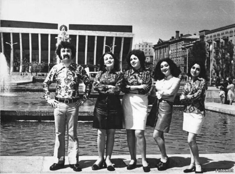 Баку, позади концертный зал.