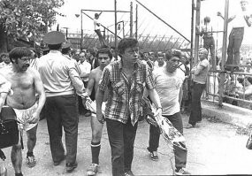 ф.к. "Авось" .театр Ленком.1984 год. Дружественный матч против местной команды самарских журналистов в Куйбышеве на стадионе «Локомотив». 
Артисты выиграли 6:5. Потом самарцы взяли реванш и Москве выиграли артистов 4:5.
"Лидером «ленкомовцев» был Александр Абдулов, а Николай Караченцов повредил ногу и на поле не вышел. Он стал комментатором. А Евгений Леонов, постояв первые пять минут матча в воротах, решил, что он не в форме и пересел трибуну. Остался на трибуне и Олег Янковский. Актер предпочел смотреть за игрой со стороны в качестве тренера. Первый удар по мячу сделала Татьяна Пельтцер."