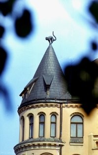 "Kaķu nams" в Старой Риге. Там чашка кофе по цене обеда в обычном ресторанчике. В фильме «Семнадцать мгновений весны» это здание исполнило роль берлинской гостиницы «У новых ворот», возле которого состоялась заветная встреча штандартенфюрера Отто фон Штирлица с всемогущим рейхсляйтером Мартином Борманом.