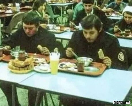 Эх, сейчас бы ту, советскую, пюрешку с котлетой, да ещё с подливкой...