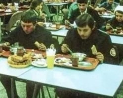 Эх, сейчас бы ту, советскую, пюрешку с котлетой, да ещё с подливкой...