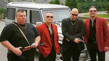 Платы она собирает!
Это мы здесь платы собираем!