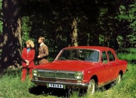 1975 год.
папа кавказской национальности инструктирует сына, поступающего в московский ВУЗ: "есили сидашь весь экзамен на пьять - купилю тибе белий Вольга и будишь ездить как карол!
есили сидашь весь экзамен на тири - купилю тибе чорний Вольга и будишь ездить как все.
а есили сидашь весь экзамен на два - купилю тибе красний Вольга и будишь ездить как пи..арас!!!"