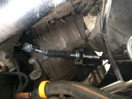 Могло тросик сцепы закусить в выжатом положении.
Поддел чемнить и вуаля.
Не знаю как Ларгусах, но на зубилках и прочих так: