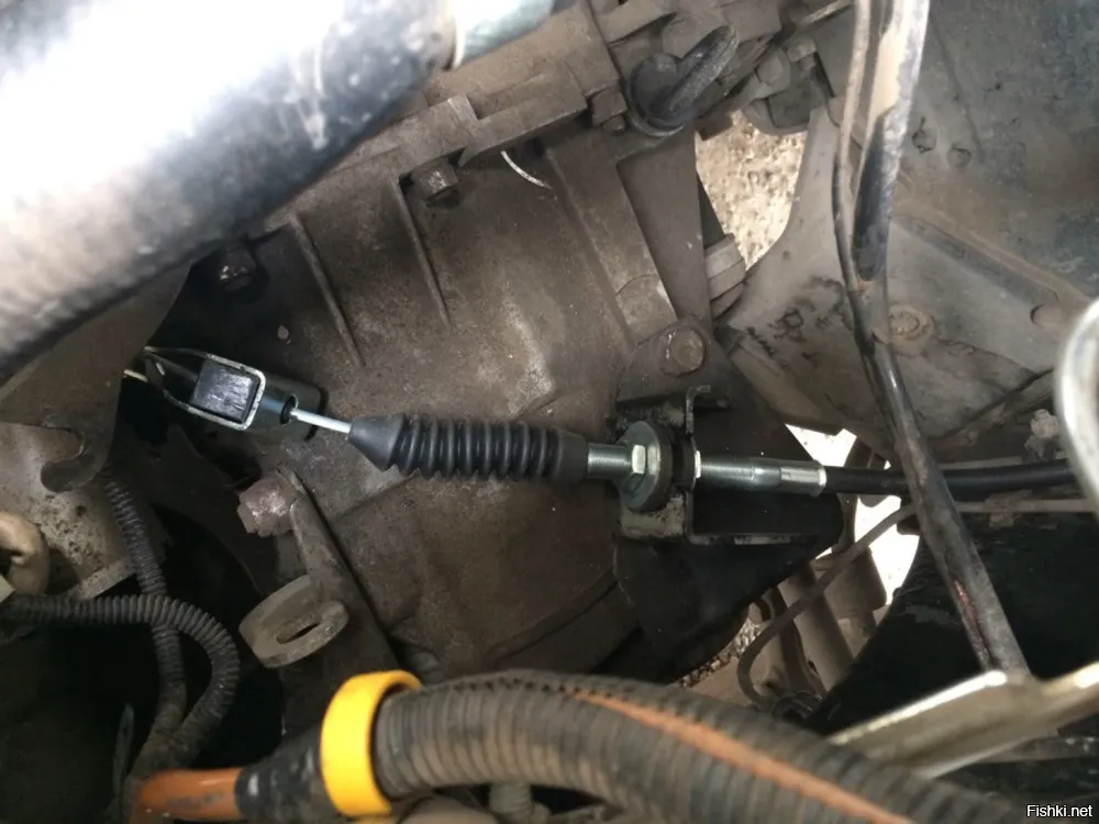 Могло тросик сцепы закусить в выжатом положении.
Поддел чемнить и вуаля.
Не знаю как Ларгусах, но на зубилках и прочих так: