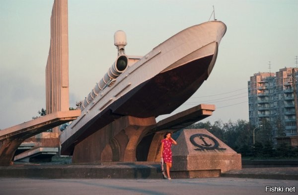 О мой Калининград. Памятник Морякам Балтийцам.
 Там провели реконструкцию. Сделали фонтанчик на радость пацанятам. Ёлочки совсем выросли, а на старом фото они маленькие. ))))