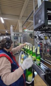Знаем мы, куда она откладывает эти бутылки. В конце ролика прокололись
