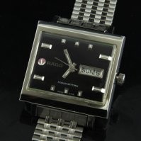 Часы Rado Manhattan выпускались в начале 70-х, имели очень своеобразную квадратную форму, и никогда не были популярными.
Вероятность что на первой встрече в Женеве, в ноябре 1985, Горбачев носил 
Rado Manhattan практически нулевая.
