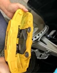 Китайский сяомик раз...ся на зеленой петле, в агрегат в 1.5к кобыл поставили тормоза...ну точнее колодки тормозные, у меня бл на велике почти такие, а за надпись brembo...я к тому что китайцы не перестают <span style='color:gray'>[мат]</span>