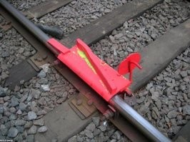 Похоже на теракт...такой сброс установить дело пяти минут ...ставлю на "чубатых" .