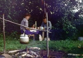 Экспертиза - дело хорошее...
На снимке, например, венгерское шампанское  "Помпадур" из районного гастронома в Башкирии.
Новоселье в экспедиции. 1983 год. Фото из личного архива.