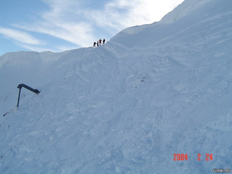 Вот эта чёрная труба слева - это тоже в своём роде "пушка". Из этой трубы пускают газ, который затем поджигают электрозапалом. Смесь газа с воздухом взрывается и спускает накопившийся снег.