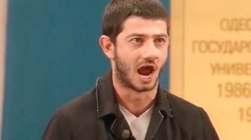 Зато пацан больше не носится по залу! Потому, что тихо должно быть в мечети!