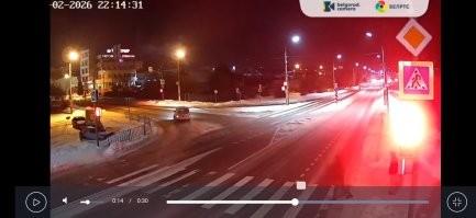 О каком столбе речь?
Если вы про фонарь, то он стоит дальше.