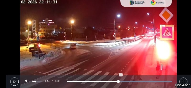 О каком столбе речь?
Если вы про фонарь, то он стоит дальше.