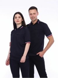 Чувак подошел пояснить, ну т.е. тупо дое**лся до парня у стойки. То что он там кого то за кого то принял - это пи**ежь чистой воды. 
Подошедший жирный ублюдок уж очень странно одет в форменную футболку полицейского.