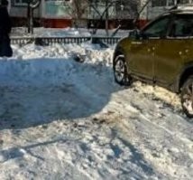 Моё мнение такое - если чувак приехал (закопанный) парковаться и мест дохрена, но он выбрал почищенное, он гандон. А если это единственное место, то гандон тот кто закапывает!