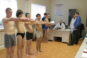 Ну, во-первых, медкомиссия в военкомате и сейчас примерно так же проходит, призывники бегают по кабинетам в одних трусах. А во-вторых, в те времена к наготе относились гораздо спокойнее. Мелькало фото пляжа буквально у Кремля двадцатых годов прошлого века. Народ купался голышом и это никого не напрягало.