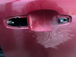 Не удалось открыть заблокированные двери - не могли подёргать за скрытую ручку. Тем временем открытая ручка: