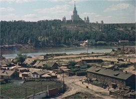 Интересная фотка: огороды в Лужниках, видимо, последние денечки доживают. МГУ уже есть, то есть это не ранее 1953 года, а стадионного комплекса еще нет (вон, справа, похоже, начали стройку), т.е. не позже 1956 года. А трамплин уже построен, я думал, что он позже появился.