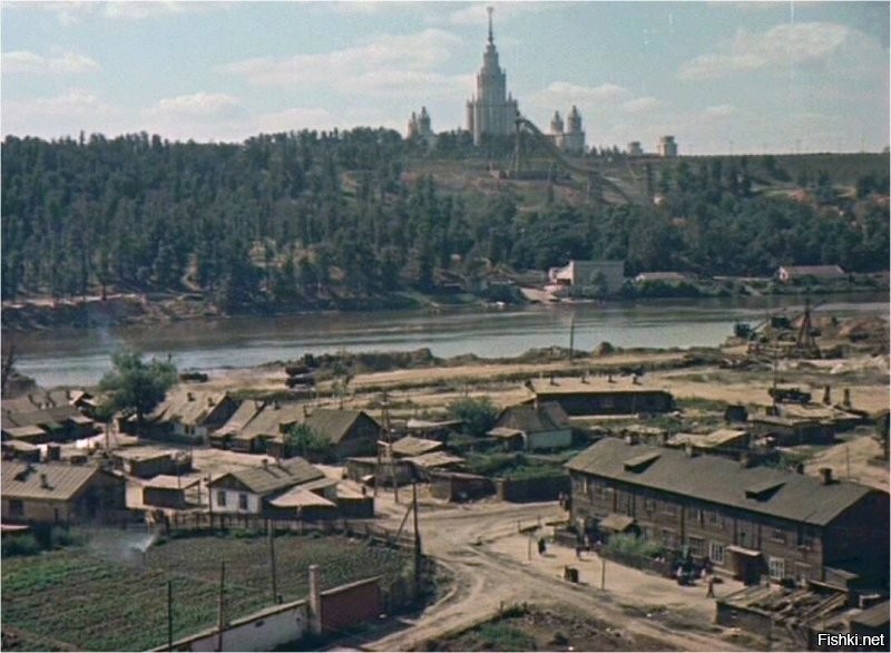Интересная фотка: огороды в Лужниках, видимо, последние денечки доживают. МГУ уже есть, то есть это не ранее 1953 года, а стадионного комплекса еще нет (вон, справа, похоже, начали стройку), т.е. не позже 1956 года. А трамплин уже построен, я думал, что он позже появился.