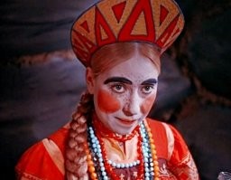 Это, я так понимаю, стенания из серии "раньше было лучше".
В старину, конечно, ботокса не было, но были белила, румяна, сурьма и ещё куча всякой дребедени, призванной "улучшить" естественную женскую красоту.