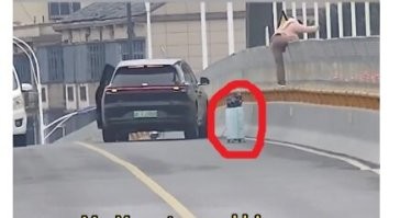 Тем более, что она уже с вещами. )))