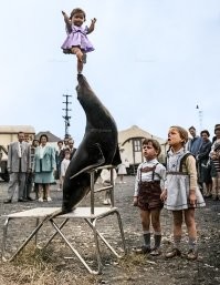 Ну да - ФРГ! И малышка с октябрятской звёздочкой. 
Думаю, наверное это ГДР.