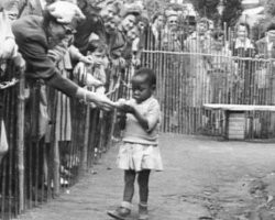В 1958 году в этом зоопарке другие экспонаты были и им бросали бананы  бельгийцам это говоришь они не верят .