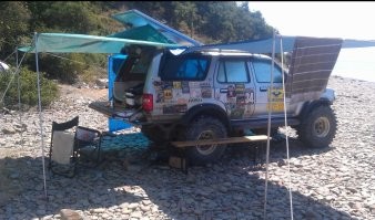 Так и дома можно бухать. 

Не, море, это купаться и загорать. 

Ну и попьянствовать, конечно.  
Но это на самоцель.