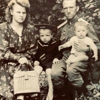 Такие лица, будто обидели. Папа, когда фотографировал, шутя пальцем в сторону показывал, и фиксировал детское недоумение.