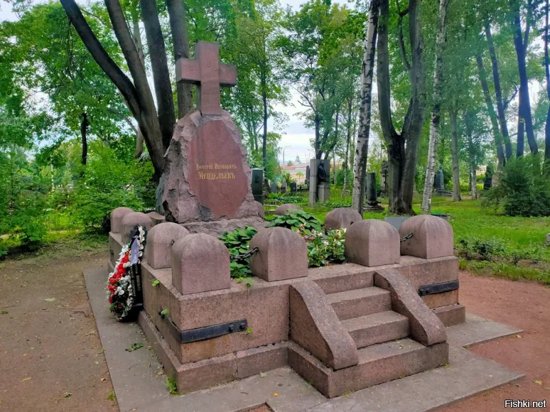 Могила Менделеева в Питере. Волковское кладбище, Литераторские мостки.