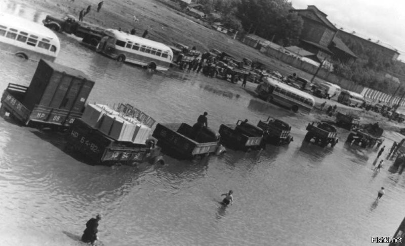 Снимок №5 "Потоп на пл.Труда" из серии снимков 1959 года сделаных жителем Восточного посёлка (это адрес такой) Георгием Викторовичем Жаннин-Перро. Он вообще много снимал Новосибирск и вот часть этой серии. В тот летний день с юго-востока пришла чёрная, налившаяся над Обью, избытком воды, она сначала обрушила водяной шквал на строящийся район "Башня", а потом накрыла Первый соцгород, где все переулки и улицы были мощёны булыжником, а центральную улицу Станиславского упиравшуюся в только, что построенный и открытый новый путепровод под Транссибом, свеже заасфальтированную для пуска троллейбусного движения к заводам.  Ливнёвка на площади Труда в мгновение ока была забита обломками смытого асфальта и площадь превратилась в озеро. Но кому проблемы, а детям и тут игра - вода-то пришла тёплая, нагретая взломанным дорожным покрытием. И вот благодаря Георгию Викторовичу, мы можем увидеть результат работы того ливня.