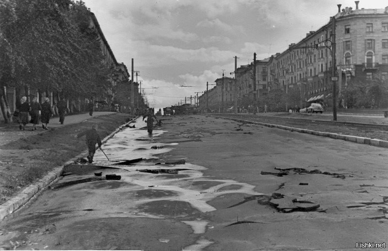 Снимок №5 "Потоп на пл.Труда" из серии снимков 1959 года сделаных жителем Восточного посёлка (это адрес такой) Георгием Викторовичем Жаннин-Перро. Он вообще много снимал Новосибирск и вот часть этой серии. В тот летний день с юго-востока пришла чёрная, налившаяся над Обью, избытком воды, она сначала обрушила водяной шквал на строящийся район "Башня", а потом накрыла Первый соцгород, где все переулки и улицы были мощёны булыжником, а центральную улицу Станиславского упиравшуюся в только, что построенный и открытый новый путепровод под Транссибом, свеже заасфальтированную для пуска троллейбусного движения к заводам.  Ливнёвка на площади Труда в мгновение ока была забита обломками смытого асфальта и площадь превратилась в озеро. Но кому проблемы, а детям и тут игра - вода-то пришла тёплая, нагретая взломанным дорожным покрытием. И вот благодаря Георгию Викторовичу, мы можем увидеть результат работы того ливня.