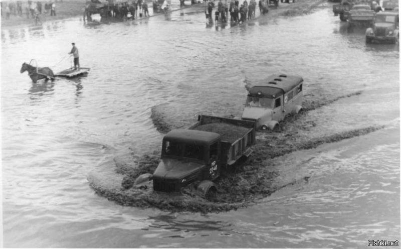 Снимок №5 "Потоп на пл.Труда" из серии снимков 1959 года сделаных жителем Восточного посёлка (это адрес такой) Георгием Викторовичем Жаннин-Перро. Он вообще много снимал Новосибирск и вот часть этой серии. В тот летний день с юго-востока пришла чёрная, налившаяся над Обью, избытком воды, она сначала обрушила водяной шквал на строящийся район "Башня", а потом накрыла Первый соцгород, где все переулки и улицы были мощёны булыжником, а центральную улицу Станиславского упиравшуюся в только, что построенный и открытый новый путепровод под Транссибом, свеже заасфальтированную для пуска троллейбусного движения к заводам.  Ливнёвка на площади Труда в мгновение ока была забита обломками смытого асфальта и площадь превратилась в озеро. Но кому проблемы, а детям и тут игра - вода-то пришла тёплая, нагретая взломанным дорожным покрытием. И вот благодаря Георгию Викторовичу, мы можем увидеть результат работы того ливня.
