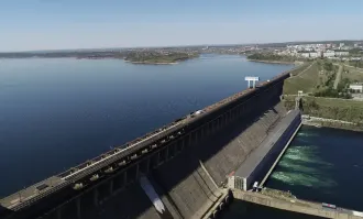 По Братской ГЭС. Сам Братчанин. Ездил по ней тысячи раз. Не совсем понимаю откуда снято. Наверное с правого берега, где сейчас смотровая. Не узнаю эти сопки на снимке - видимо они под водой. Вот фото с правого берега сейчас. Со смотровой и с высоты, чтобы Энергетик видно было за ГЭС.