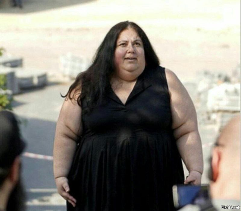 "Это произошло из-за технических проблем, - рассказал он корреспондентам нашего канала. - Соболь набрала лишний вес и перестала влазить в кадр. Приходилось отодвигать камеры дальше от стола, а лишняя работа нравится не всем. Операторы начали роптать и требовать прибавки к оплате за эфиры."

По лени, даже хохлов переплюнули. Те, вон даже Лесю Гасинджак в кадр смогли засунуть, а этим Соболь тяжело.