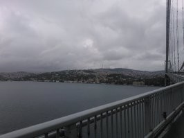 Вантовый мост в Стамбуле непешеходный. Я туда случайно попал- кто- то проделал дыру в сетке рабице - ну трудно себе отказать в такой экскурсии - постоять, выпить банку пива точно на границе Европы и Азии.

Постоял.
Полиция явилась минут через пять - посадили меня в машину, проверили документы. Расслабились, когда узнали, что имеют дело с Русским.

Оказывается, этот мост- одно из популярных мест для самоубийц - по несколько человек в год прыгают - там до воды лететь метров восемьдесят- шансов выжить нет.

Копы высадили меня на площади, показали, где остановки автобусов и метро - расставались- я с благодарностью, они с облегчением.