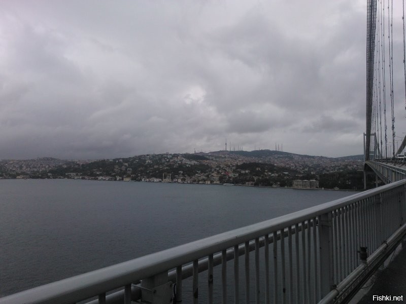 Вантовый мост в Стамбуле непешеходный. Я туда случайно попал- кто- то проделал дыру в сетке рабице - ну трудно себе отказать в такой экскурсии - постоять, выпить банку пива точно на границе Европы и Азии.

Постоял.
Полиция явилась минут через пять - посадили меня в машину, проверили документы. Расслабились, когда узнали, что имеют дело с Русским.

Оказывается, этот мост- одно из популярных мест для самоубийц - по несколько человек в год прыгают - там до воды лететь метров восемьдесят- шансов выжить нет.

Копы высадили меня на площади, показали, где остановки автобусов и метро - расставались- я с благодарностью, они с облегчением.