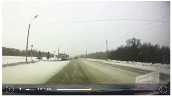 нисколько не оправдываю водителя грузовика, но маневр и направление движения грузовика уже читаются с этого момента, и обгонять его по левой полосе (нежели опережать его по правой) кажется не такой уж здравой а скорее глупой идеей