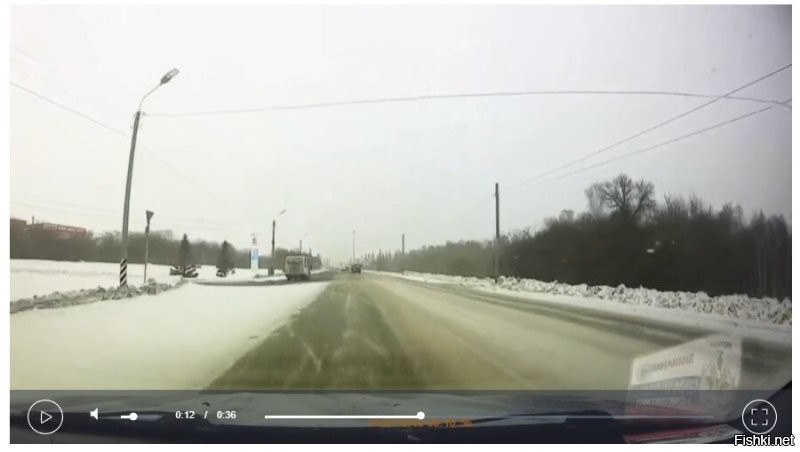 нисколько не оправдываю водителя грузовика, но маневр и направление движения грузовика уже читаются с этого момента, и обгонять его по левой полосе (нежели опережать его по правой) кажется не такой уж здравой а скорее глупой идеей