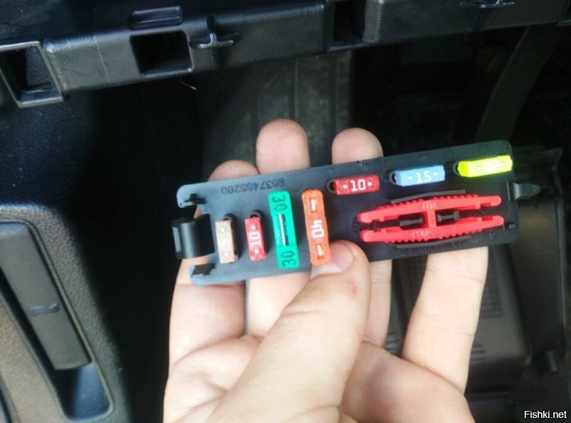 Во многих моднлях есть запасные прямо в предохранительной коробке.
Иногда даже щипчики прилагаются.