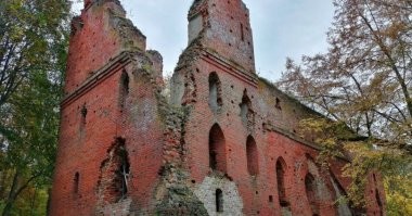 Да нет. Просто немцы практичные. Они сами разбирали на кирпич многие замки, которые кстати имели историческое значение. Почему то очень многие уверены что все замки на территории Калининградской области порушили русские. Сначала в ходе войны, а оптом и в мирной жизни. А это не так. Тот же Бальга, который является самым первым замком построенным Тевтонским орденом на территории Восточной Пруссии в 1242году. А уже с середины !6 века его стали растаскивать на кирпич. Позднее сам король указал разбирать его для укрепления крепости Пиллау, которая на то момент была стратегически важным укреплением. Первое изображение-это какой собственно замок был. Вот этот кусочек фробурга и башня дожили до периода перед войной. Башню использовали как маяк и этот кусок реконструировали и позже там была школа Абвера. И вот так он выглядит теперь. И это с учётом что руины реально штурмовали и обстреливала артиллерия, что и обрушило башню.  То есть все века этот огромный замок планомерно разрушали и растаскивали на стройматериалы для других, более важных построек сами немцы. И таких примеров много. Чего там сокрушаться о железном мосте, чисто технологическим строением для определённой цели, который теперь не нужен? разберут на металл и используют где-нибудь ещё.