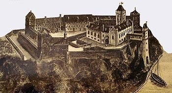 Да нет. Просто немцы практичные. Они сами разбирали на кирпич многие замки, которые кстати имели историческое значение. Почему то очень многие уверены что все замки на территории Калининградской области порушили русские. Сначала в ходе войны, а оптом и в мирной жизни. А это не так. Тот же Бальга, который является самым первым замком построенным Тевтонским орденом на территории Восточной Пруссии в 1242году. А уже с середины !6 века его стали растаскивать на кирпич. Позднее сам король указал разбирать его для укрепления крепости Пиллау, которая на то момент была стратегически важным укреплением. Первое изображение-это какой собственно замок был. Вот этот кусочек фробурга и башня дожили до периода перед войной. Башню использовали как маяк и этот кусок реконструировали и позже там была школа Абвера. И вот так он выглядит теперь. И это с учётом что руины реально штурмовали и обстреливала артиллерия, что и обрушило башню.  То есть все века этот огромный замок планомерно разрушали и растаскивали на стройматериалы для других, более важных построек сами немцы. И таких примеров много. Чего там сокрушаться о железном мосте, чисто технологическим строением для определённой цели, который теперь не нужен? разберут на металл и используют где-нибудь ещё.