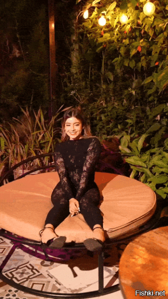 Эк у неё ноги раздвигаются. Выпила, наверное.)