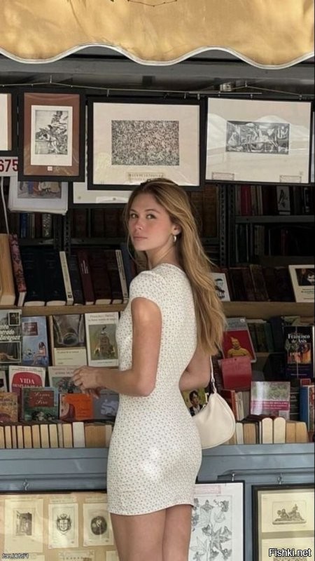 убрав "зеркало" можно рассмотреть книжку с названием "Francisco de Asís"
отсюда следует что это скорее всего Италия