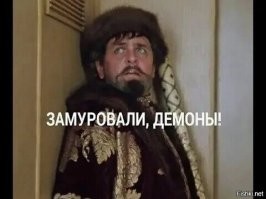 Сильный ветер мешает девушке выйти из подъезда