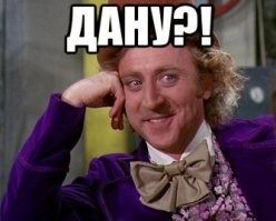 Сильный ветер мешает девушке выйти из подъезда