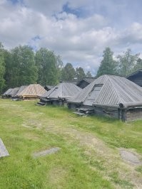 Когда-то в северной Швеции тоже были местные народности. Очень похожи были на индейцев северной америки или эскимосов, чукчей…. Нету больше их, только домики старые остались. Arvidsjaur город называется.